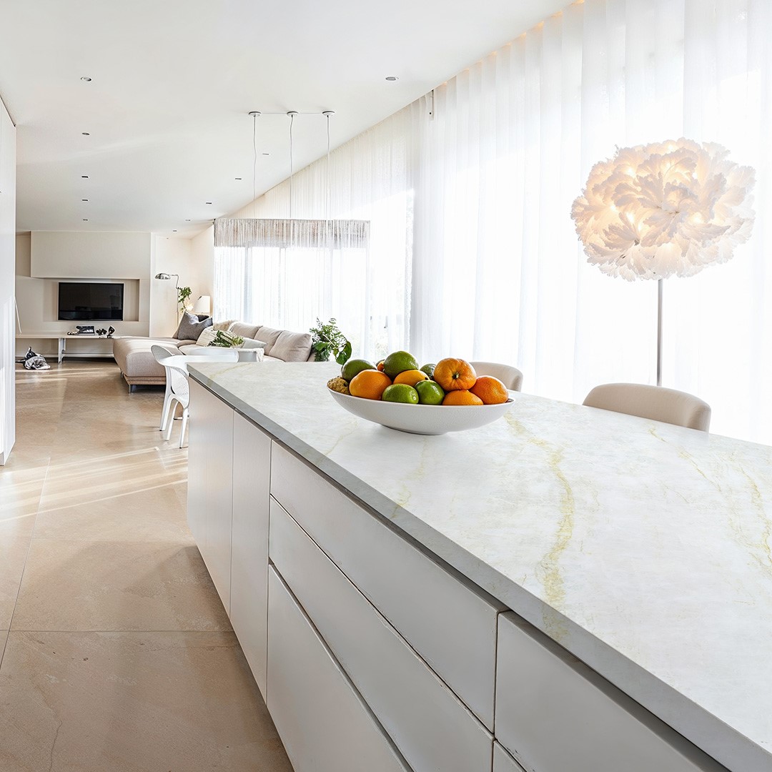 Taj Amelie | Quartz Avant Masa