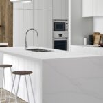 Blat de bucatarie alb din quartz coante aspect marmura calacatta realizat de Stonexpert