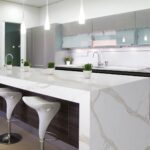 Insula de bucatarie din quartz compozit montaj waterfall realizat de Stonexpert