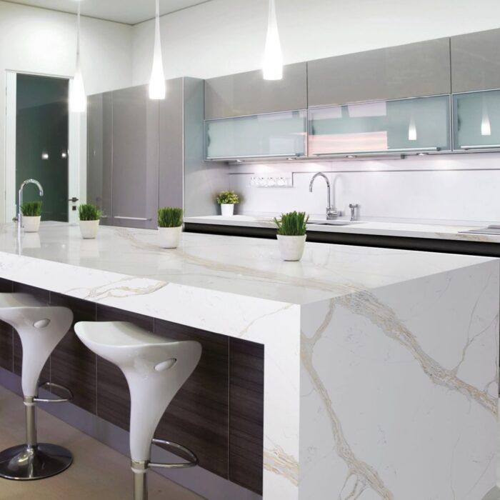 Insula de bucatarie din quartz compozit montaj waterfall realizat de Stonexpert